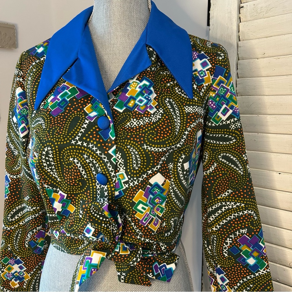 VINTAGE 70s cropped long sleeve with pointed collar, buttons and front tie